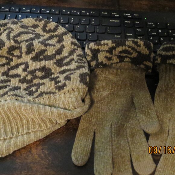 Cheetah Print Brown Winter Hat and Gloves - Picture 2 of 4